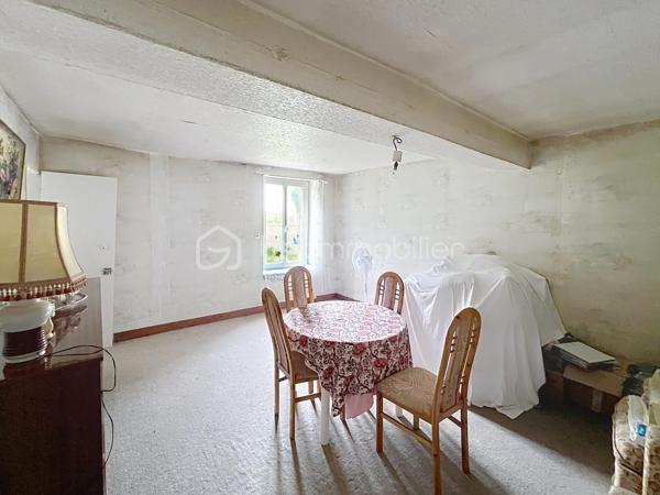 Avis aux amateurs de volumes et de projets de rénovation ! Située sur la commune de Chantecoq, découvrez cette fermette mitoyenne pleine de potentiel, implantée sur un magnifique terrain arboré de 2 190 m².
Emplacement et accessibilité : Située en bordure de route nationale, la maison bénéficie d'un accès routier très facile et rapide, idéal pour les déplacements quotidiens ou pour une activité professionnelle (artisan, stockage). Les fenêtres sont déjà équipées de double vitrage PVC pour le confort intérieur.
La maison se compose de :
Une grande cuisine conviviale.
Trois chambres (dont deux en enfilade, parfaites pour un espace parents/enfants ou un bureau).
Une salle de bain, une buanderie pratique et un WC séparé.
Les grands + de ce bien :
Potentiel d'agrandissement : Un grenier aménageable et une dépendance attenante offrent de superbes possibilités d'extension.
Pour les bricoleurs, artisans ou collectionneurs : Un immense hangar extérieur de plus de 100 m², idéal pour du stockage ou un atelier.
Côté technique : Assainissement par fosse septique (à remettre aux normes).