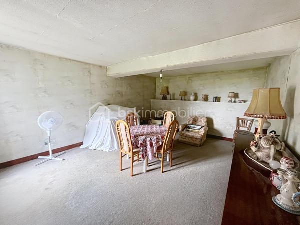 Avis aux amateurs de volumes et de projets de rénovation ! Située sur la commune de Chantecoq, découvrez cette fermette mitoyenne pleine de potentiel, implantée sur un magnifique terrain arboré de 2 190 m².
Emplacement et accessibilité : Située en bordure de route nationale, la maison bénéficie d'un accès routier très facile et rapide, idéal pour les déplacements quotidiens ou pour une activité professionnelle (artisan, stockage). Les fenêtres sont déjà équipées de double vitrage PVC pour le confort intérieur.
La maison se compose de :
Une grande cuisine conviviale.
Trois chambres (dont deux en enfilade, parfaites pour un espace parents/enfants ou un bureau).
Une salle de bain, une buanderie pratique et un WC séparé.
Les grands + de ce bien :
Potentiel d'agrandissement : Un grenier aménageable et une dépendance attenante offrent de superbes possibilités d'extension.
Pour les bricoleurs, artisans ou collectionneurs : Un immense hangar extérieur de plus de 100 m², idéal pour du stockage ou un atelier.
Côté technique : Assainissement par fosse septique (à remettre aux normes).