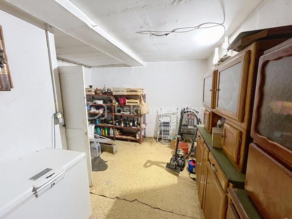 Avis aux amateurs de volumes et de projets de rénovation ! Située sur la commune de Chantecoq, découvrez cette fermette mitoyenne pleine de potentiel, implantée sur un magnifique terrain arboré de 2 190 m².
Emplacement et accessibilité : Située en bordure de route nationale, la maison bénéficie d'un accès routier très facile et rapide, idéal pour les déplacements quotidiens ou pour une activité professionnelle (artisan, stockage). Les fenêtres sont déjà équipées de double vitrage PVC pour le confort intérieur.
La maison se compose de :
Une grande cuisine conviviale.
Trois chambres (dont deux en enfilade, parfaites pour un espace parents/enfants ou un bureau).
Une salle de bain, une buanderie pratique et un WC séparé.
Les grands + de ce bien :
Potentiel d'agrandissement : Un grenier aménageable et une dépendance attenante offrent de superbes possibilités d'extension.
Pour les bricoleurs, artisans ou collectionneurs : Un immense hangar extérieur de plus de 100 m², idéal pour du stockage ou un atelier.
Côté technique : Assainissement par fosse septique (à remettre aux normes).