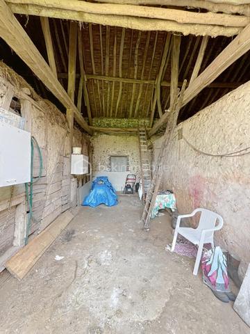 Avis aux amateurs de volumes et de projets de rénovation ! Située sur la commune de Chantecoq, découvrez cette fermette mitoyenne pleine de potentiel, implantée sur un magnifique terrain arboré de 2 190 m².
Emplacement et accessibilité : Située en bordure de route nationale, la maison bénéficie d'un accès routier très facile et rapide, idéal pour les déplacements quotidiens ou pour une activité professionnelle (artisan, stockage). Les fenêtres sont déjà équipées de double vitrage PVC pour le confort intérieur.
La maison se compose de :
Une grande cuisine conviviale.
Trois chambres (dont deux en enfilade, parfaites pour un espace parents/enfants ou un bureau).
Une salle de bain, une buanderie pratique et un WC séparé.
Les grands + de ce bien :
Potentiel d'agrandissement : Un grenier aménageable et une dépendance attenante offrent de superbes possibilités d'extension.
Pour les bricoleurs, artisans ou collectionneurs : Un immense hangar extérieur de plus de 100 m², idéal pour du stockage ou un atelier.
Côté technique : Assainissement par fosse septique (à remettre aux normes).