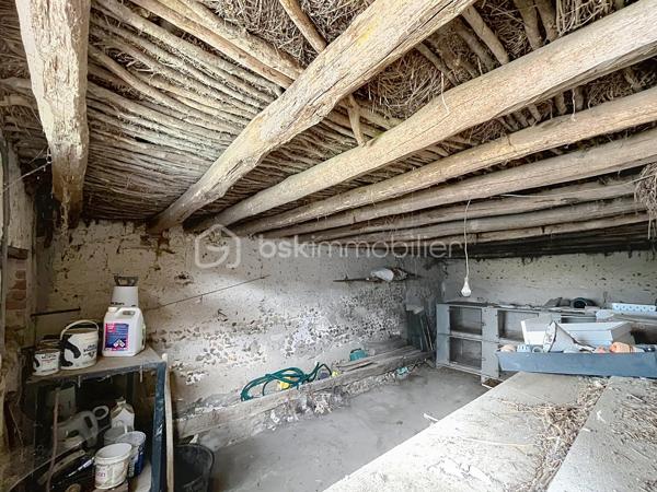 Avis aux amateurs de volumes et de projets de rénovation ! Située sur la commune de Chantecoq, découvrez cette fermette mitoyenne pleine de potentiel, implantée sur un magnifique terrain arboré de 2 190 m².
Emplacement et accessibilité : Située en bordure de route nationale, la maison bénéficie d'un accès routier très facile et rapide, idéal pour les déplacements quotidiens ou pour une activité professionnelle (artisan, stockage). Les fenêtres sont déjà équipées de double vitrage PVC pour le confort intérieur.
La maison se compose de :
Une grande cuisine conviviale.
Trois chambres (dont deux en enfilade, parfaites pour un espace parents/enfants ou un bureau).
Une salle de bain, une buanderie pratique et un WC séparé.
Les grands + de ce bien :
Potentiel d'agrandissement : Un grenier aménageable et une dépendance attenante offrent de superbes possibilités d'extension.
Pour les bricoleurs, artisans ou collectionneurs : Un immense hangar extérieur de plus de 100 m², idéal pour du stockage ou un atelier.
Côté technique : Assainissement par fosse septique (à remettre aux normes).