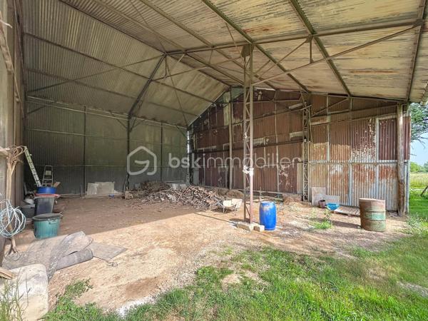 Avis aux amateurs de volumes et de projets de rénovation ! Située sur la commune de Chantecoq, découvrez cette fermette mitoyenne pleine de potentiel, implantée sur un magnifique terrain arboré de 2 190 m².
Emplacement et accessibilité : Située en bordure de route nationale, la maison bénéficie d'un accès routier très facile et rapide, idéal pour les déplacements quotidiens ou pour une activité professionnelle (artisan, stockage). Les fenêtres sont déjà équipées de double vitrage PVC pour le confort intérieur.
La maison se compose de :
Une grande cuisine conviviale.
Trois chambres (dont deux en enfilade, parfaites pour un espace parents/enfants ou un bureau).
Une salle de bain, une buanderie pratique et un WC séparé.
Les grands + de ce bien :
Potentiel d'agrandissement : Un grenier aménageable et une dépendance attenante offrent de superbes possibilités d'extension.
Pour les bricoleurs, artisans ou collectionneurs : Un immense hangar extérieur de plus de 100 m², idéal pour du stockage ou un atelier.
Côté technique : Assainissement par fosse septique (à remettre aux normes).