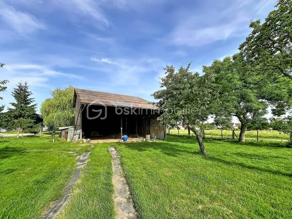 Avis aux amateurs de volumes et de projets de rénovation ! Située sur la commune de Chantecoq, découvrez cette fermette mitoyenne pleine de potentiel, implantée sur un magnifique terrain arboré de 2 190 m².
Emplacement et accessibilité : Située en bordure de route nationale, la maison bénéficie d'un accès routier très facile et rapide, idéal pour les déplacements quotidiens ou pour une activité professionnelle (artisan, stockage). Les fenêtres sont déjà équipées de double vitrage PVC pour le confort intérieur.
La maison se compose de :
Une grande cuisine conviviale.
Trois chambres (dont deux en enfilade, parfaites pour un espace parents/enfants ou un bureau).
Une salle de bain, une buanderie pratique et un WC séparé.
Les grands + de ce bien :
Potentiel d'agrandissement : Un grenier aménageable et une dépendance attenante offrent de superbes possibilités d'extension.
Pour les bricoleurs, artisans ou collectionneurs : Un immense hangar extérieur de plus de 100 m², idéal pour du stockage ou un atelier.
Côté technique : Assainissement par fosse septique (à remettre aux normes).