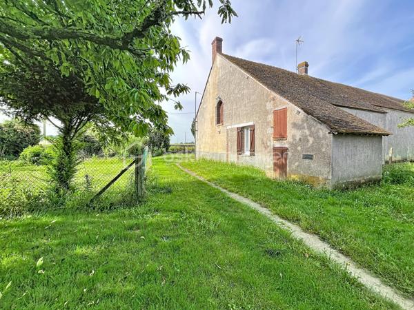 Avis aux amateurs de volumes et de projets de rénovation ! Située sur la commune de Chantecoq, découvrez cette fermette mitoyenne pleine de potentiel, implantée sur un magnifique terrain arboré de 2 190 m².
Emplacement et accessibilité : Située en bordure de route nationale, la maison bénéficie d'un accès routier très facile et rapide, idéal pour les déplacements quotidiens ou pour une activité professionnelle (artisan, stockage). Les fenêtres sont déjà équipées de double vitrage PVC pour le confort intérieur.
La maison se compose de :
Une grande cuisine conviviale.
Trois chambres (dont deux en enfilade, parfaites pour un espace parents/enfants ou un bureau).
Une salle de bain, une buanderie pratique et un WC séparé.
Les grands + de ce bien :
Potentiel d'agrandissement : Un grenier aménageable et une dépendance attenante offrent de superbes possibilités d'extension.
Pour les bricoleurs, artisans ou collectionneurs : Un immense hangar extérieur de plus de 100 m², idéal pour du stockage ou un atelier.
Côté technique : Assainissement par fosse septique (à remettre aux normes).