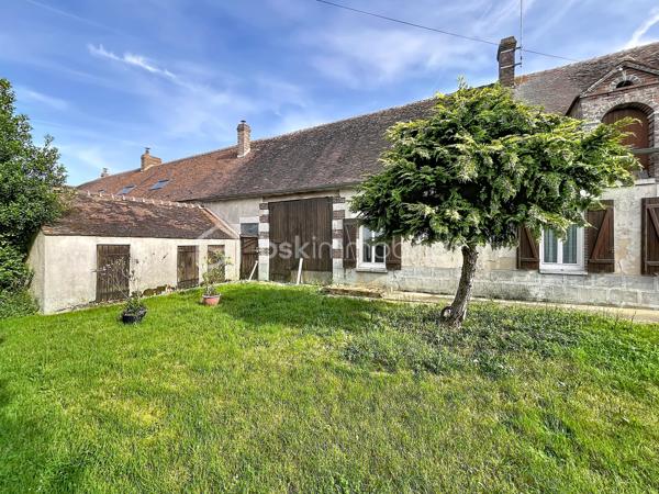 Avis aux amateurs de volumes et de projets de rénovation ! Située sur la commune de Chantecoq, découvrez cette fermette mitoyenne pleine de potentiel, implantée sur un magnifique terrain arboré de 2 190 m².
Emplacement et accessibilité : Située en bordure de route nationale, la maison bénéficie d'un accès routier très facile et rapide, idéal pour les déplacements quotidiens ou pour une activité professionnelle (artisan, stockage). Les fenêtres sont déjà équipées de double vitrage PVC pour le confort intérieur.
La maison se compose de :
Une grande cuisine conviviale.
Trois chambres (dont deux en enfilade, parfaites pour un espace parents/enfants ou un bureau).
Une salle de bain, une buanderie pratique et un WC séparé.
Les grands + de ce bien :
Potentiel d'agrandissement : Un grenier aménageable et une dépendance attenante offrent de superbes possibilités d'extension.
Pour les bricoleurs, artisans ou collectionneurs : Un immense hangar extérieur de plus de 100 m², idéal pour du stockage ou un atelier.
Côté technique : Assainissement par fosse septique (à remettre aux normes).