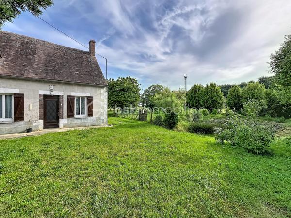 Avis aux amateurs de volumes et de projets de rénovation ! Située sur la commune de Chantecoq, découvrez cette fermette mitoyenne pleine de potentiel, implantée sur un magnifique terrain arboré de 2 190 m².
Emplacement et accessibilité : Située en bordure de route nationale, la maison bénéficie d'un accès routier très facile et rapide, idéal pour les déplacements quotidiens ou pour une activité professionnelle (artisan, stockage). Les fenêtres sont déjà équipées de double vitrage PVC pour le confort intérieur.
La maison se compose de :
Une grande cuisine conviviale.
Trois chambres (dont deux en enfilade, parfaites pour un espace parents/enfants ou un bureau).
Une salle de bain, une buanderie pratique et un WC séparé.
Les grands + de ce bien :
Potentiel d'agrandissement : Un grenier aménageable et une dépendance attenante offrent de superbes possibilités d'extension.
Pour les bricoleurs, artisans ou collectionneurs : Un immense hangar extérieur de plus de 100 m², idéal pour du stockage ou un atelier.
Côté technique : Assainissement par fosse septique (à remettre aux normes).