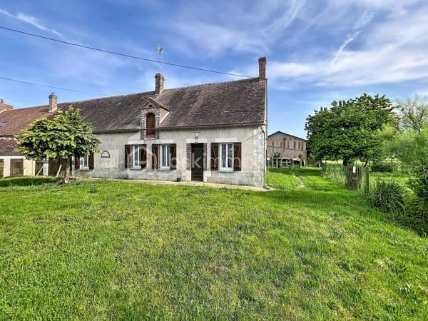 Avis aux amateurs de volumes et de projets de rénovation ! Située sur la commune de Chantecoq, découvrez cette fermette mitoyenne pleine de potentiel, implantée sur un magnifique terrain arboré de 2 190 m².
Emplacement et accessibilité : Située en bordure de route nationale, la maison bénéficie d'un accès routier très facile et rapide, idéal pour les déplacements quotidiens ou pour une activité professionnelle (artisan, stockage). Les fenêtres sont déjà équipées de double vitrage PVC pour le confort intérieur.
La maison se compose de :
Une grande cuisine conviviale.
Trois chambres (dont deux en enfilade, parfaites pour un espace parents/enfants ou un bureau).
Une salle de bain, une buanderie pratique et un WC séparé.
Les grands + de ce bien :
Potentiel d'agrandissement : Un grenier aménageable et une dépendance attenante offrent de superbes possibilités d'extension.
Pour les bricoleurs, artisans ou collectionneurs : Un immense hangar extérieur de plus de 100 m², idéal pour du stockage ou un atelier.
Côté technique : Assainissement par fosse septique (à remettre aux normes).