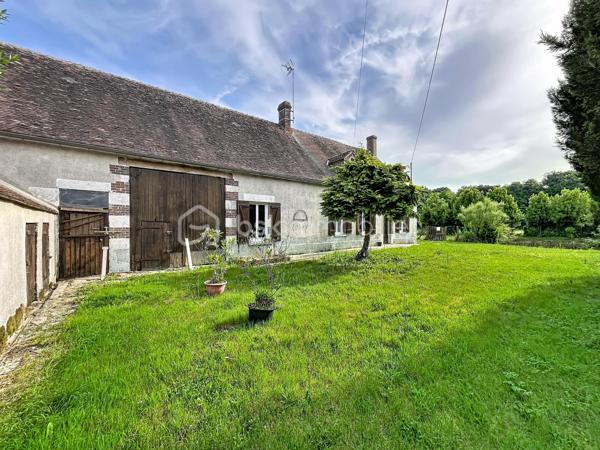 Avis aux amateurs de volumes et de projets de rénovation ! Située sur la commune de Chantecoq, découvrez cette fermette mitoyenne pleine de potentiel, implantée sur un magnifique terrain arboré de 2 190 m².
Emplacement et accessibilité : Située en bordure de route nationale, la maison bénéficie d'un accès routier très facile et rapide, idéal pour les déplacements quotidiens ou pour une activité professionnelle (artisan, stockage). Les fenêtres sont déjà équipées de double vitrage PVC pour le confort intérieur.
La maison se compose de :
Une grande cuisine conviviale.
Trois chambres (dont deux en enfilade, parfaites pour un espace parents/enfants ou un bureau).
Une salle de bain, une buanderie pratique et un WC séparé.
Les grands + de ce bien :
Potentiel d'agrandissement : Un grenier aménageable et une dépendance attenante offrent de superbes possibilités d'extension.
Pour les bricoleurs, artisans ou collectionneurs : Un immense hangar extérieur de plus de 100 m², idéal pour du stockage ou un atelier.
Côté technique : Assainissement par fosse septique (à remettre aux normes).