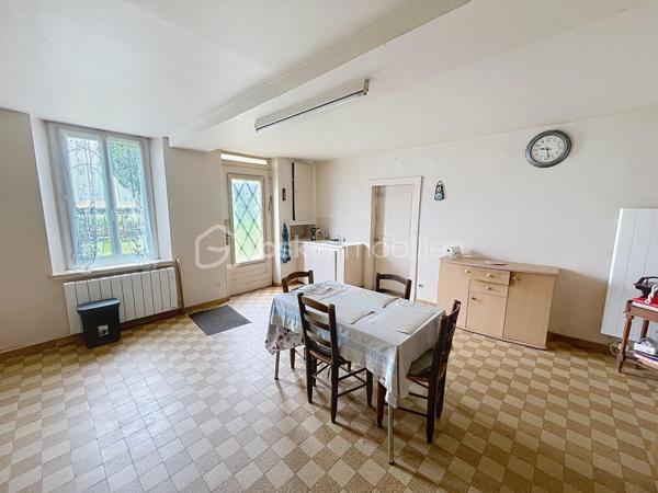 Avis aux amateurs de volumes et de projets de rénovation ! Située sur la commune de Chantecoq, découvrez cette fermette mitoyenne pleine de potentiel, implantée sur un magnifique terrain arboré de 2 190 m².
Emplacement et accessibilité : Située en bordure de route nationale, la maison bénéficie d'un accès routier très facile et rapide, idéal pour les déplacements quotidiens ou pour une activité professionnelle (artisan, stockage). Les fenêtres sont déjà équipées de double vitrage PVC pour le confort intérieur.
La maison se compose de :
Une grande cuisine conviviale.
Trois chambres (dont deux en enfilade, parfaites pour un espace parents/enfants ou un bureau).
Une salle de bain, une buanderie pratique et un WC séparé.
Les grands + de ce bien :
Potentiel d'agrandissement : Un grenier aménageable et une dépendance attenante offrent de superbes possibilités d'extension.
Pour les bricoleurs, artisans ou collectionneurs : Un immense hangar extérieur de plus de 100 m², idéal pour du stockage ou un atelier.
Côté technique : Assainissement par fosse septique (à remettre aux normes).