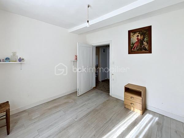 Avis aux amateurs de volumes et de projets de rénovation ! Située sur la commune de Chantecoq, découvrez cette fermette mitoyenne pleine de potentiel, implantée sur un magnifique terrain arboré de 2 190 m².
Emplacement et accessibilité : Située en bordure de route nationale, la maison bénéficie d'un accès routier très facile et rapide, idéal pour les déplacements quotidiens ou pour une activité professionnelle (artisan, stockage). Les fenêtres sont déjà équipées de double vitrage PVC pour le confort intérieur.
La maison se compose de :
Une grande cuisine conviviale.
Trois chambres (dont deux en enfilade, parfaites pour un espace parents/enfants ou un bureau).
Une salle de bain, une buanderie pratique et un WC séparé.
Les grands + de ce bien :
Potentiel d'agrandissement : Un grenier aménageable et une dépendance attenante offrent de superbes possibilités d'extension.
Pour les bricoleurs, artisans ou collectionneurs : Un immense hangar extérieur de plus de 100 m², idéal pour du stockage ou un atelier.
Côté technique : Assainissement par fosse septique (à remettre aux normes).