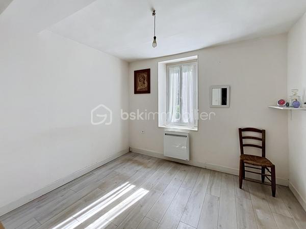 Avis aux amateurs de volumes et de projets de rénovation ! Située sur la commune de Chantecoq, découvrez cette fermette mitoyenne pleine de potentiel, implantée sur un magnifique terrain arboré de 2 190 m².
Emplacement et accessibilité : Située en bordure de route nationale, la maison bénéficie d'un accès routier très facile et rapide, idéal pour les déplacements quotidiens ou pour une activité professionnelle (artisan, stockage). Les fenêtres sont déjà équipées de double vitrage PVC pour le confort intérieur.
La maison se compose de :
Une grande cuisine conviviale.
Trois chambres (dont deux en enfilade, parfaites pour un espace parents/enfants ou un bureau).
Une salle de bain, une buanderie pratique et un WC séparé.
Les grands + de ce bien :
Potentiel d'agrandissement : Un grenier aménageable et une dépendance attenante offrent de superbes possibilités d'extension.
Pour les bricoleurs, artisans ou collectionneurs : Un immense hangar extérieur de plus de 100 m², idéal pour du stockage ou un atelier.
Côté technique : Assainissement par fosse septique (à remettre aux normes).