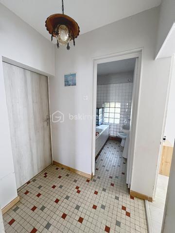 Avis aux amateurs de volumes et de projets de rénovation ! Située sur la commune de Chantecoq, découvrez cette fermette mitoyenne pleine de potentiel, implantée sur un magnifique terrain arboré de 2 190 m².
Emplacement et accessibilité : Située en bordure de route nationale, la maison bénéficie d'un accès routier très facile et rapide, idéal pour les déplacements quotidiens ou pour une activité professionnelle (artisan, stockage). Les fenêtres sont déjà équipées de double vitrage PVC pour le confort intérieur.
La maison se compose de :
Une grande cuisine conviviale.
Trois chambres (dont deux en enfilade, parfaites pour un espace parents/enfants ou un bureau).
Une salle de bain, une buanderie pratique et un WC séparé.
Les grands + de ce bien :
Potentiel d'agrandissement : Un grenier aménageable et une dépendance attenante offrent de superbes possibilités d'extension.
Pour les bricoleurs, artisans ou collectionneurs : Un immense hangar extérieur de plus de 100 m², idéal pour du stockage ou un atelier.
Côté technique : Assainissement par fosse septique (à remettre aux normes).