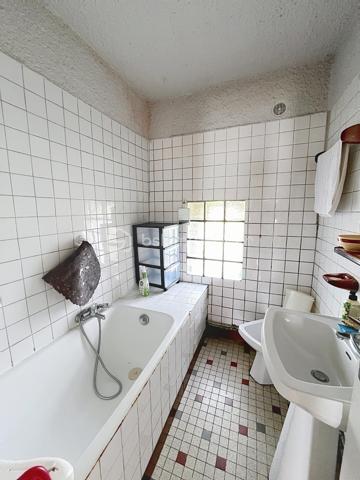 Avis aux amateurs de volumes et de projets de rénovation ! Située sur la commune de Chantecoq, découvrez cette fermette mitoyenne pleine de potentiel, implantée sur un magnifique terrain arboré de 2 190 m².
Emplacement et accessibilité : Située en bordure de route nationale, la maison bénéficie d'un accès routier très facile et rapide, idéal pour les déplacements quotidiens ou pour une activité professionnelle (artisan, stockage). Les fenêtres sont déjà équipées de double vitrage PVC pour le confort intérieur.
La maison se compose de :
Une grande cuisine conviviale.
Trois chambres (dont deux en enfilade, parfaites pour un espace parents/enfants ou un bureau).
Une salle de bain, une buanderie pratique et un WC séparé.
Les grands + de ce bien :
Potentiel d'agrandissement : Un grenier aménageable et une dépendance attenante offrent de superbes possibilités d'extension.
Pour les bricoleurs, artisans ou collectionneurs : Un immense hangar extérieur de plus de 100 m², idéal pour du stockage ou un atelier.
Côté technique : Assainissement par fosse septique (à remettre aux normes).
