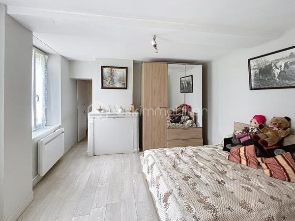Avis aux amateurs de volumes et de projets de rénovation ! Située sur la commune de Chantecoq, découvrez cette fermette mitoyenne pleine de potentiel, implantée sur un magnifique terrain arboré de 2 190 m².
Emplacement et accessibilité : Située en bordure de route nationale, la maison bénéficie d'un accès routier très facile et rapide, idéal pour les déplacements quotidiens ou pour une activité professionnelle (artisan, stockage). Les fenêtres sont déjà équipées de double vitrage PVC pour le confort intérieur.
La maison se compose de :
Une grande cuisine conviviale.
Trois chambres (dont deux en enfilade, parfaites pour un espace parents/enfants ou un bureau).
Une salle de bain, une buanderie pratique et un WC séparé.
Les grands + de ce bien :
Potentiel d'agrandissement : Un grenier aménageable et une dépendance attenante offrent de superbes possibilités d'extension.
Pour les bricoleurs, artisans ou collectionneurs : Un immense hangar extérieur de plus de 100 m², idéal pour du stockage ou un atelier.
Côté technique : Assainissement par fosse septique (à remettre aux normes).