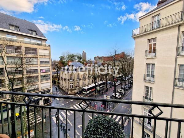 Appartement
         5 pièces
        - 134 m² Bien prestige 446 000 € *