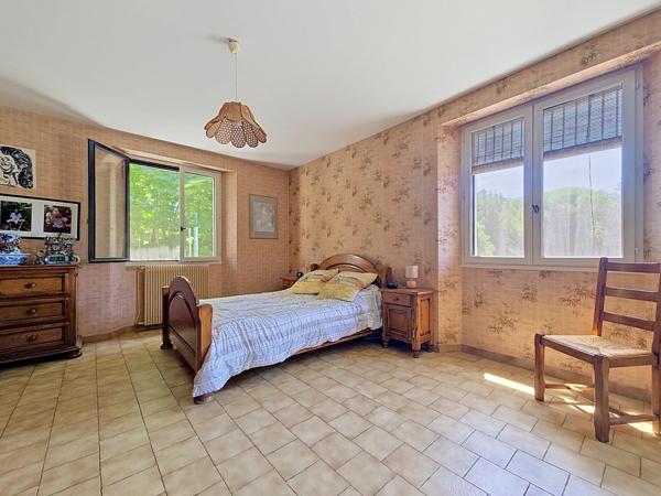 Un véritable domaine en pleine nature, sans voisinage ni nuisance, sur plus de 2,5 hectares de terrain.