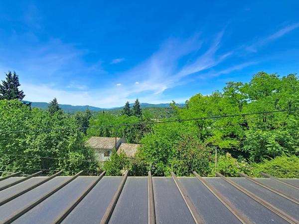 Un véritable domaine en pleine nature, sans voisinage ni nuisance, sur plus de 2,5 hectares de terrain.