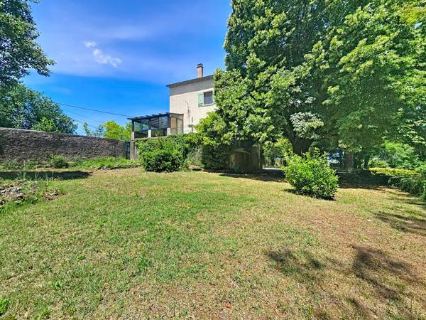 Un véritable domaine en pleine nature, sans voisinage ni nuisance, sur plus de 2,5 hectares de terrain.
