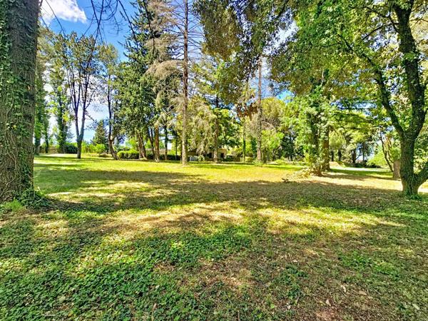 Un véritable domaine en pleine nature, sans voisinage ni nuisance, sur plus de 2,5 hectares de terrain.