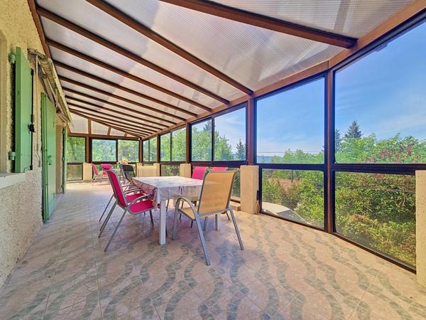 Un véritable domaine en pleine nature, sans voisinage ni nuisance, sur plus de 2,5 hectares de terrain.