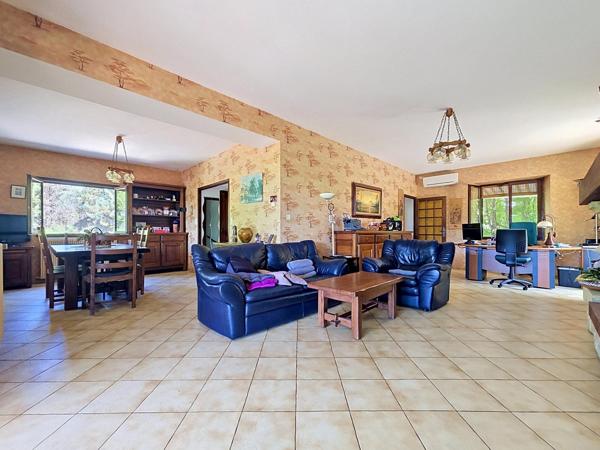 Un véritable domaine en pleine nature, sans voisinage ni nuisance, sur plus de 2,5 hectares de terrain.