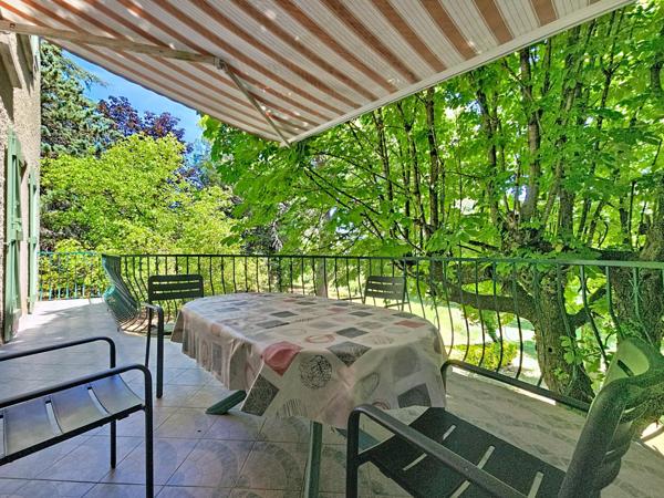 Un véritable domaine en pleine nature, sans voisinage ni nuisance, sur plus de 2,5 hectares de terrain.