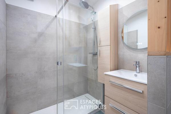 Appartement de type loft avec balcon dans une ancienne usine réhabilitée