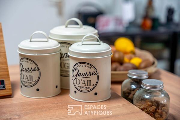 Appartement de type loft avec balcon dans une ancienne usine réhabilitée