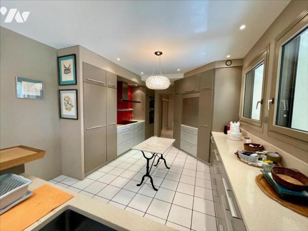 Maison 9 pièces avec sous-sol complet