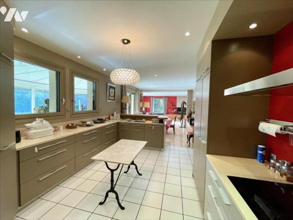 Maison 9 pièces avec sous-sol complet