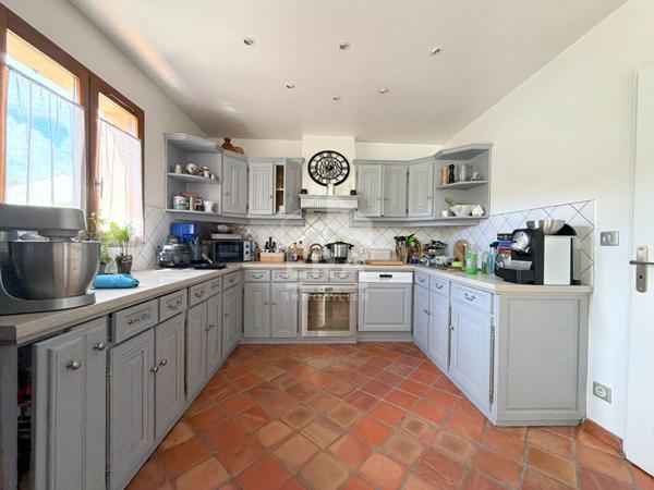 A VENDRE 13540 PUYRICARD MAISON TYPE 5 PIECES DE 130 M² AVEC JARDIN, JACUZZI ET GARAGE