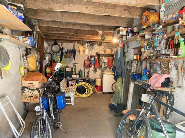 Grange / garage dans le centre historique de Bretenoux