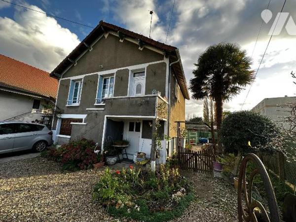 Maison d'habitation sur sous-sol surélevé comprenant au rez-de-chaussée : Une entrée desservant...