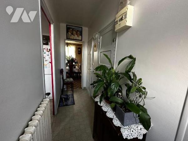 Maison d'habitation sur sous-sol surélevé comprenant au rez-de-chaussée : Une entrée desservant...