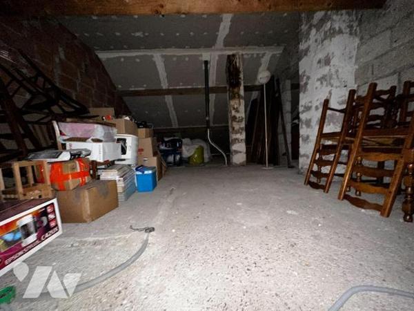 Maison d'habitation sur sous-sol surélevé comprenant au rez-de-chaussée : Une entrée desservant...