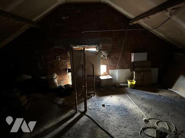 Maison d'habitation sur sous-sol surélevé comprenant au rez-de-chaussée : Une entrée desservant...