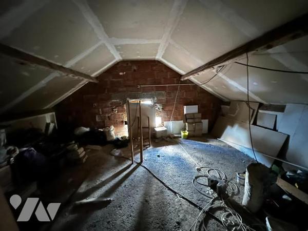 Maison d'habitation sur sous-sol surélevé comprenant au rez-de-chaussée : Une entrée desservant...