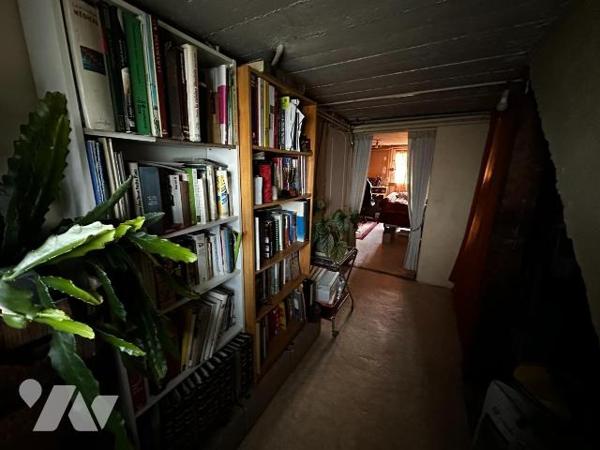 Maison d'habitation sur sous-sol surélevé comprenant au rez-de-chaussée : Une entrée desservant...
