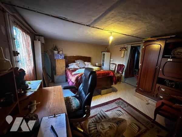 Maison d'habitation sur sous-sol surélevé comprenant au rez-de-chaussée : Une entrée desservant...