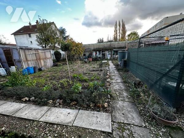 Maison d'habitation sur sous-sol surélevé comprenant au rez-de-chaussée : Une entrée desservant...