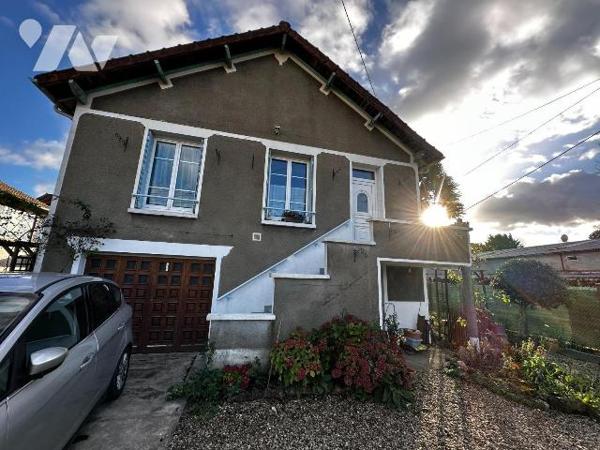 Maison d'habitation sur sous-sol surélevé comprenant au rez-de-chaussée : Une entrée desservant...