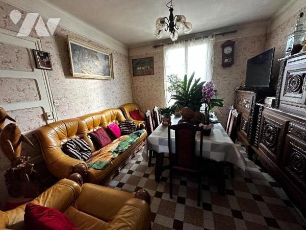 Maison d'habitation sur sous-sol surélevé comprenant au rez-de-chaussée : Une entrée desservant...