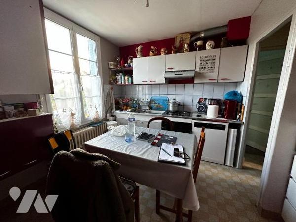 Maison d'habitation sur sous-sol surélevé comprenant au rez-de-chaussée : Une entrée desservant...