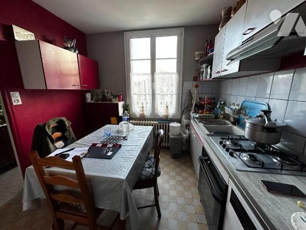 Maison d'habitation sur sous-sol surélevé comprenant au rez-de-chaussée : Une entrée desservant...