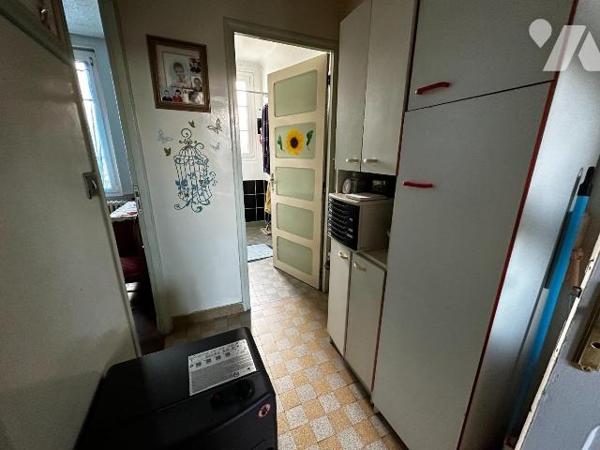 Maison d'habitation sur sous-sol surélevé comprenant au rez-de-chaussée : Une entrée desservant...