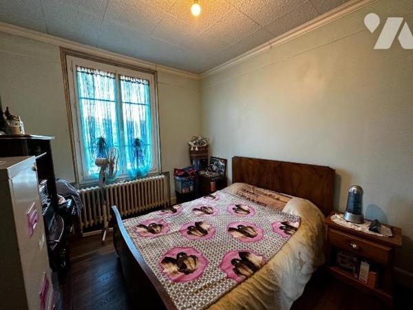 Maison d'habitation sur sous-sol surélevé comprenant au rez-de-chaussée : Une entrée desservant...