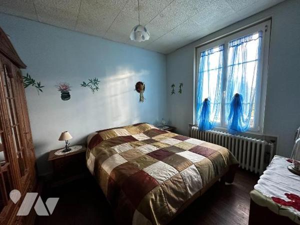 Maison d'habitation sur sous-sol surélevé comprenant au rez-de-chaussée : Une entrée desservant...