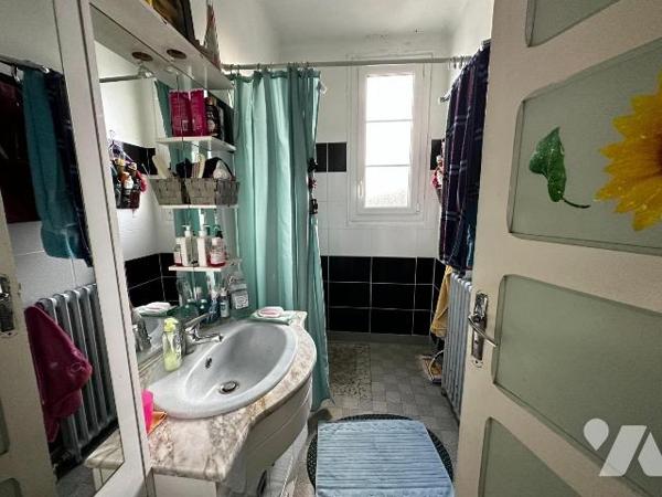 Maison d'habitation sur sous-sol surélevé comprenant au rez-de-chaussée : Une entrée desservant...