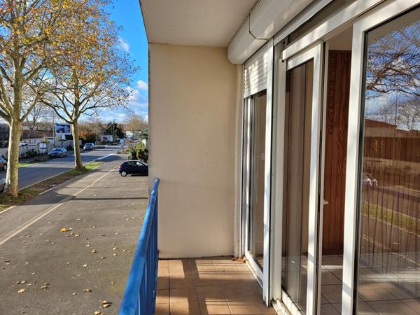ROCHEFORT appartement situé au 1er étage de 70 m² avec balcon exposé sud et garage de 18 m²