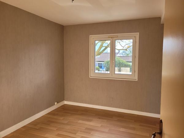 ROCHEFORT appartement situé au 1er étage de 70 m² avec balcon exposé sud et garage de 18 m²